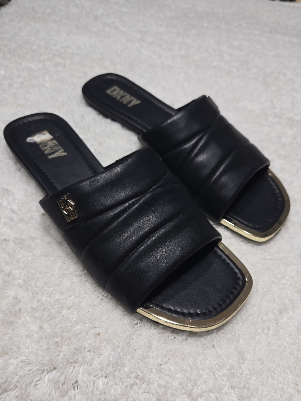 DKNY Black Sandals With Gold Accent Trim Sz 7.5